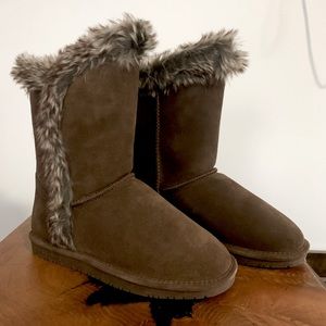 New with tags women's size 8 Bearpaw boots in earth (expresso) color w/ fur trim